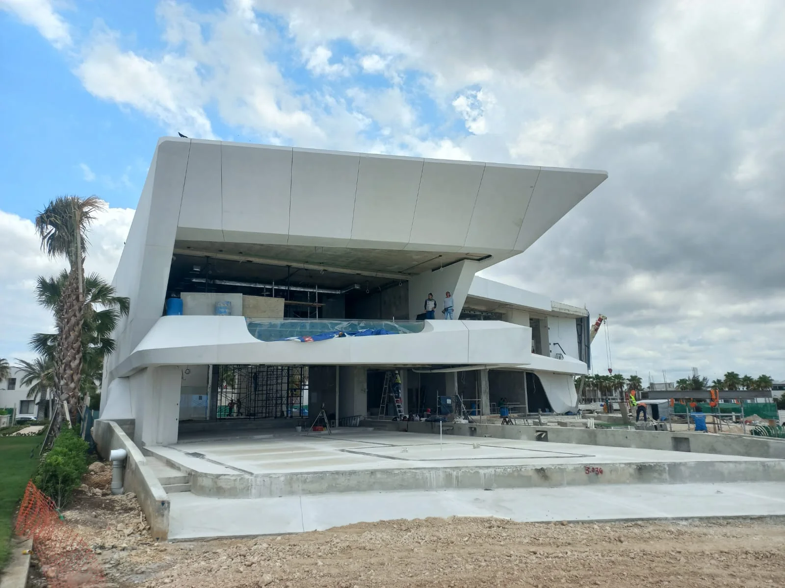 Vista frontal de la obra