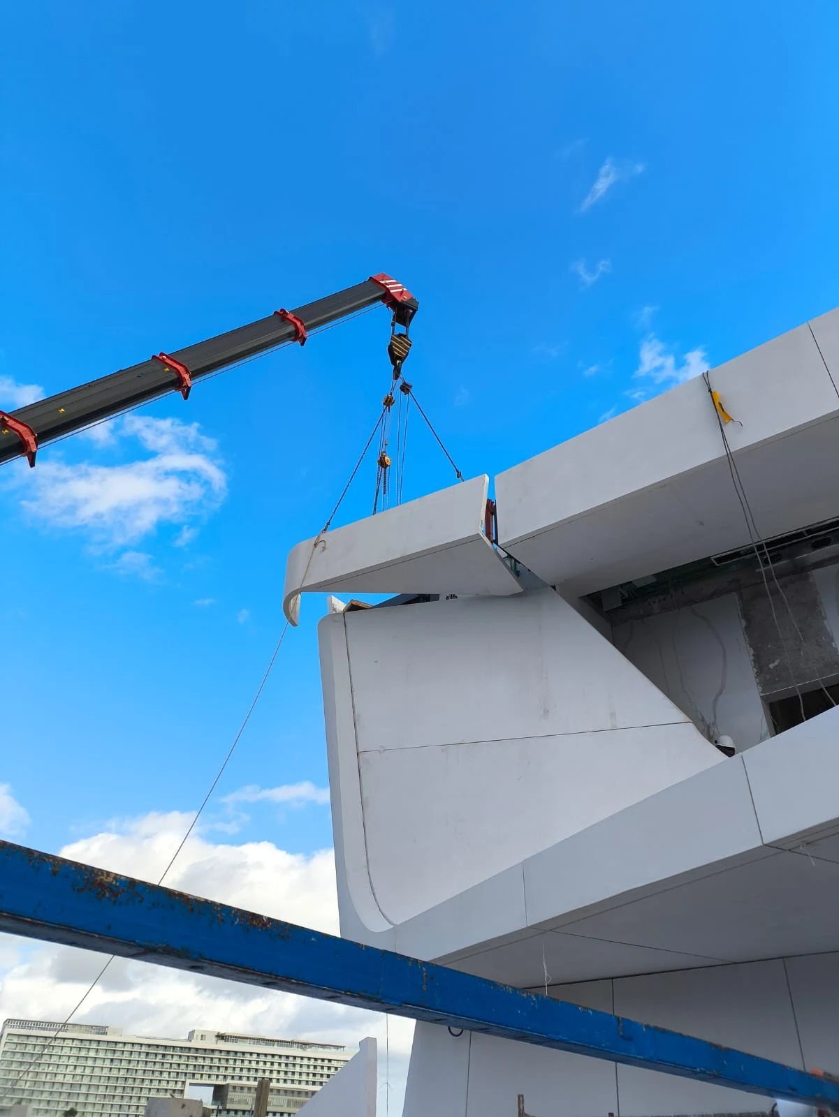 Lifting a component at the upper facade edge