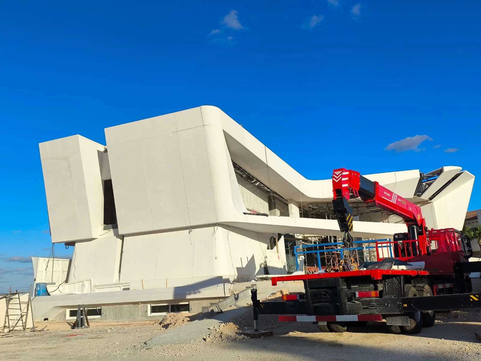 Side view of the facade during site operations