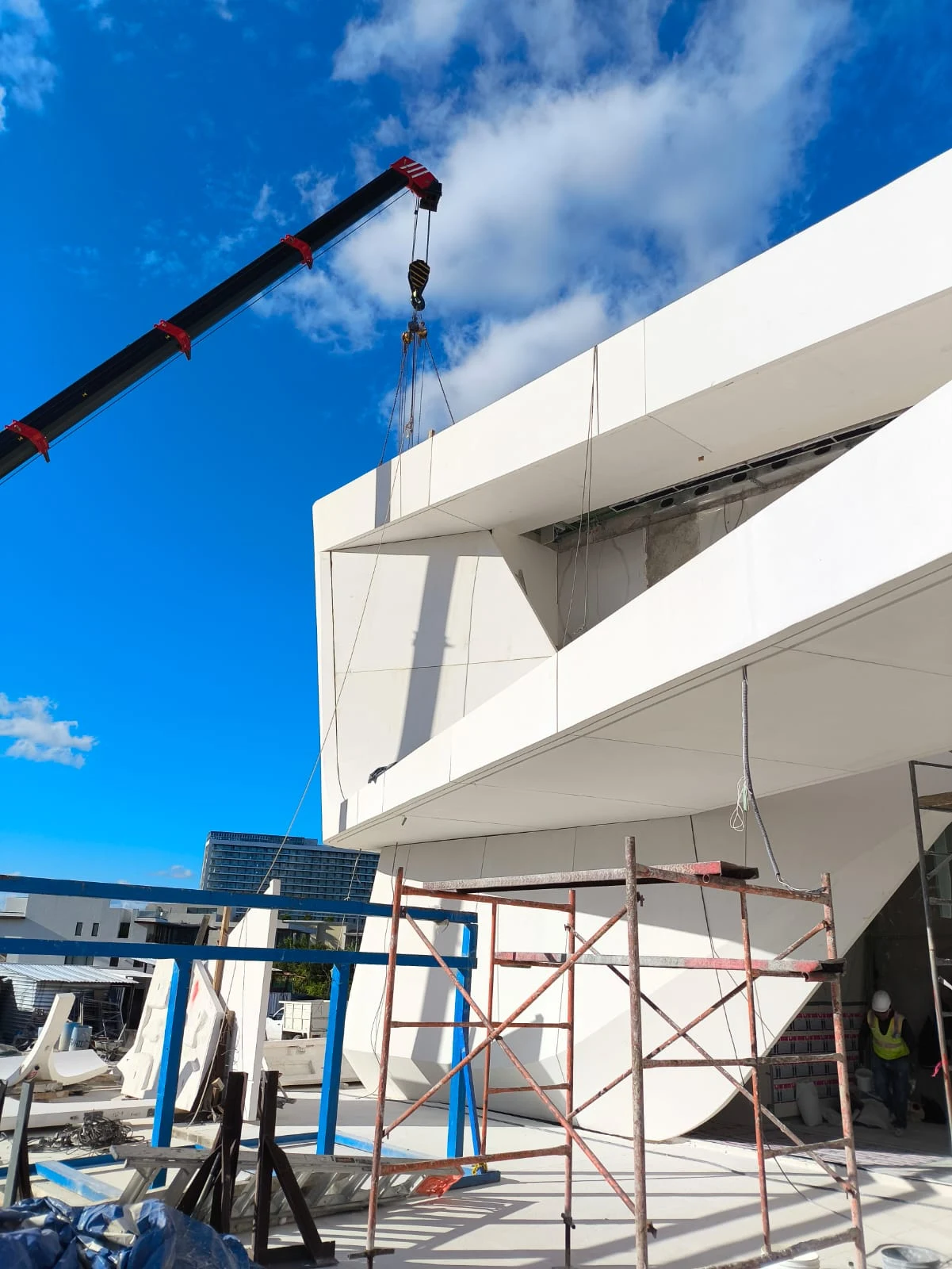 Facade components and joints during construction