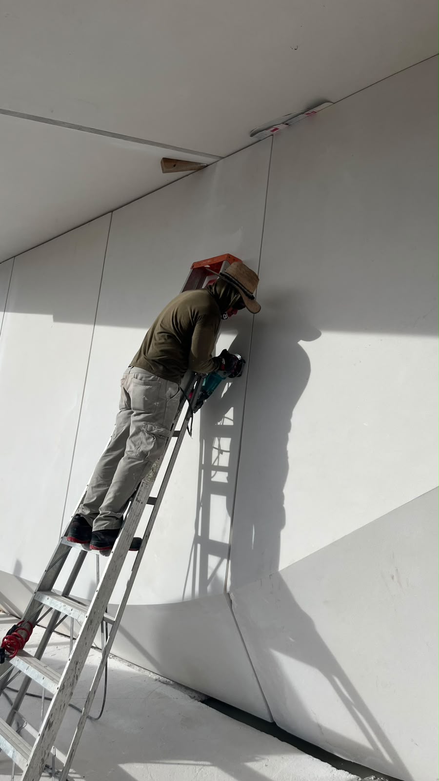 Trabajo de detalle en una junta entre paneles