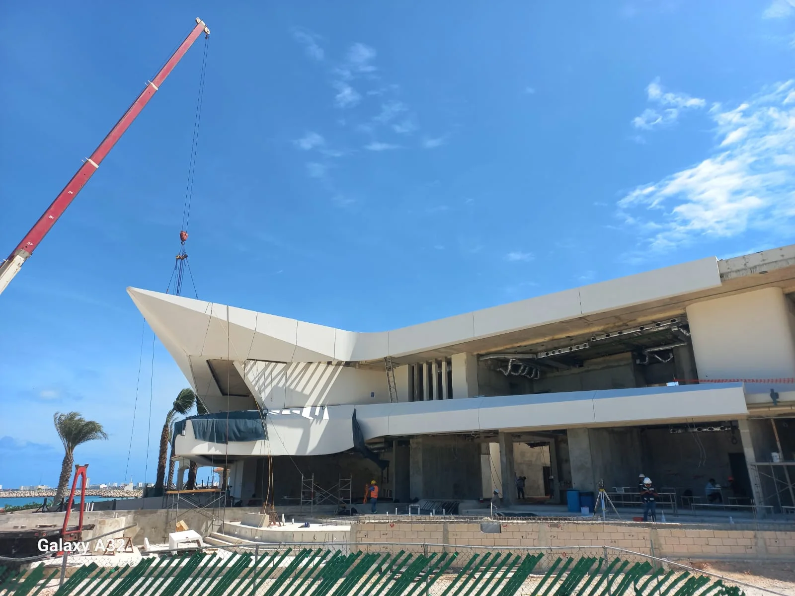 Izaje de un elemento de fachada en obra