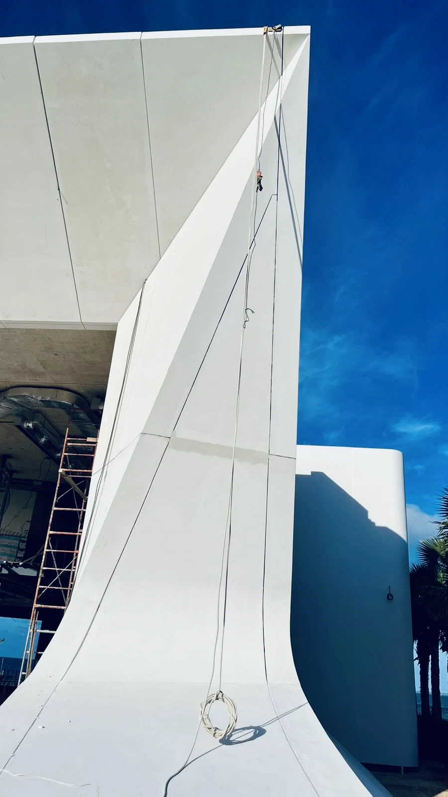 Geometría curva y juntas entre paneles de fachada