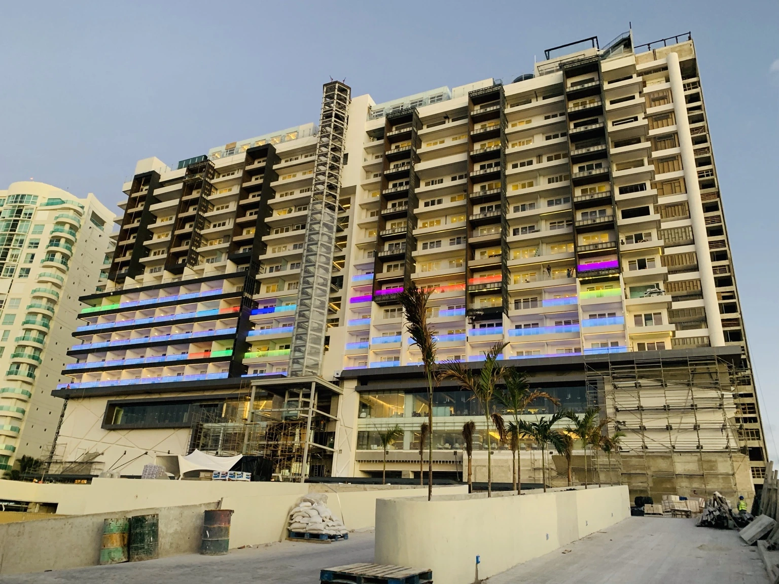 Royalton Suites Cancún · Borde de losa GFRC · 1