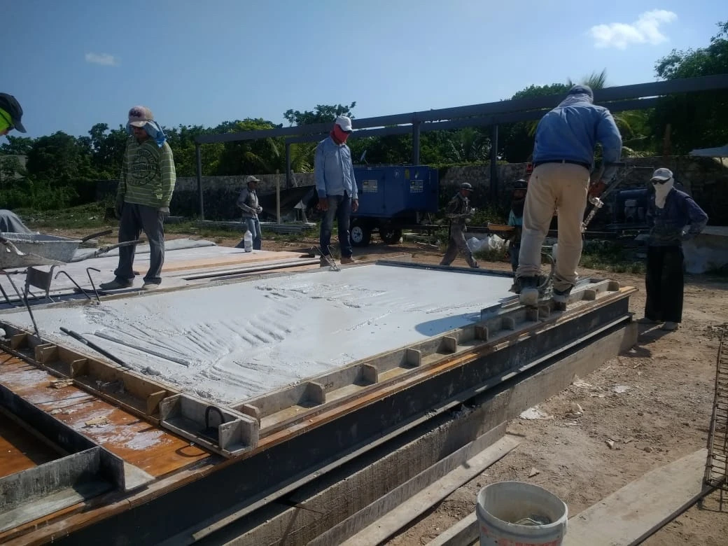 Acabado del panel de concreto en planta