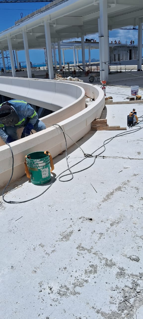 Trabajos en obra sobre un borde curvo prefabricado
