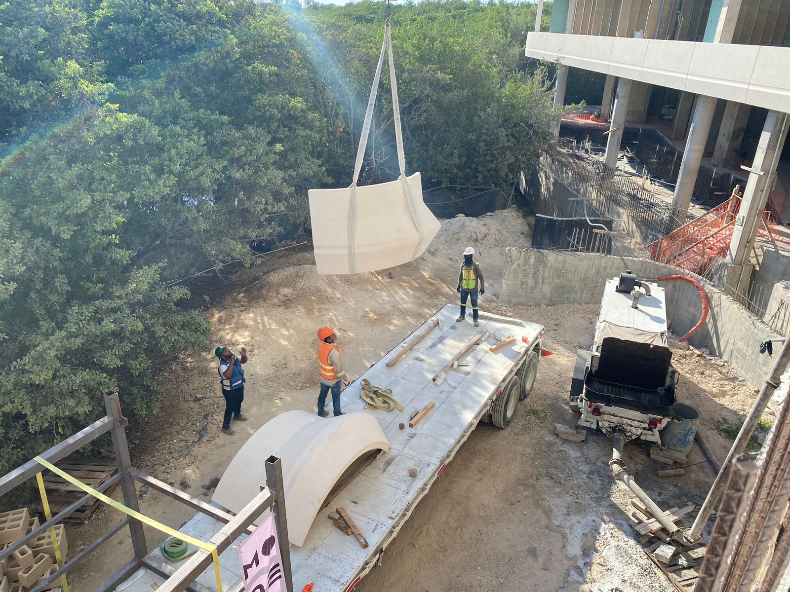 Descarga e izaje de un elemento curvo en obra