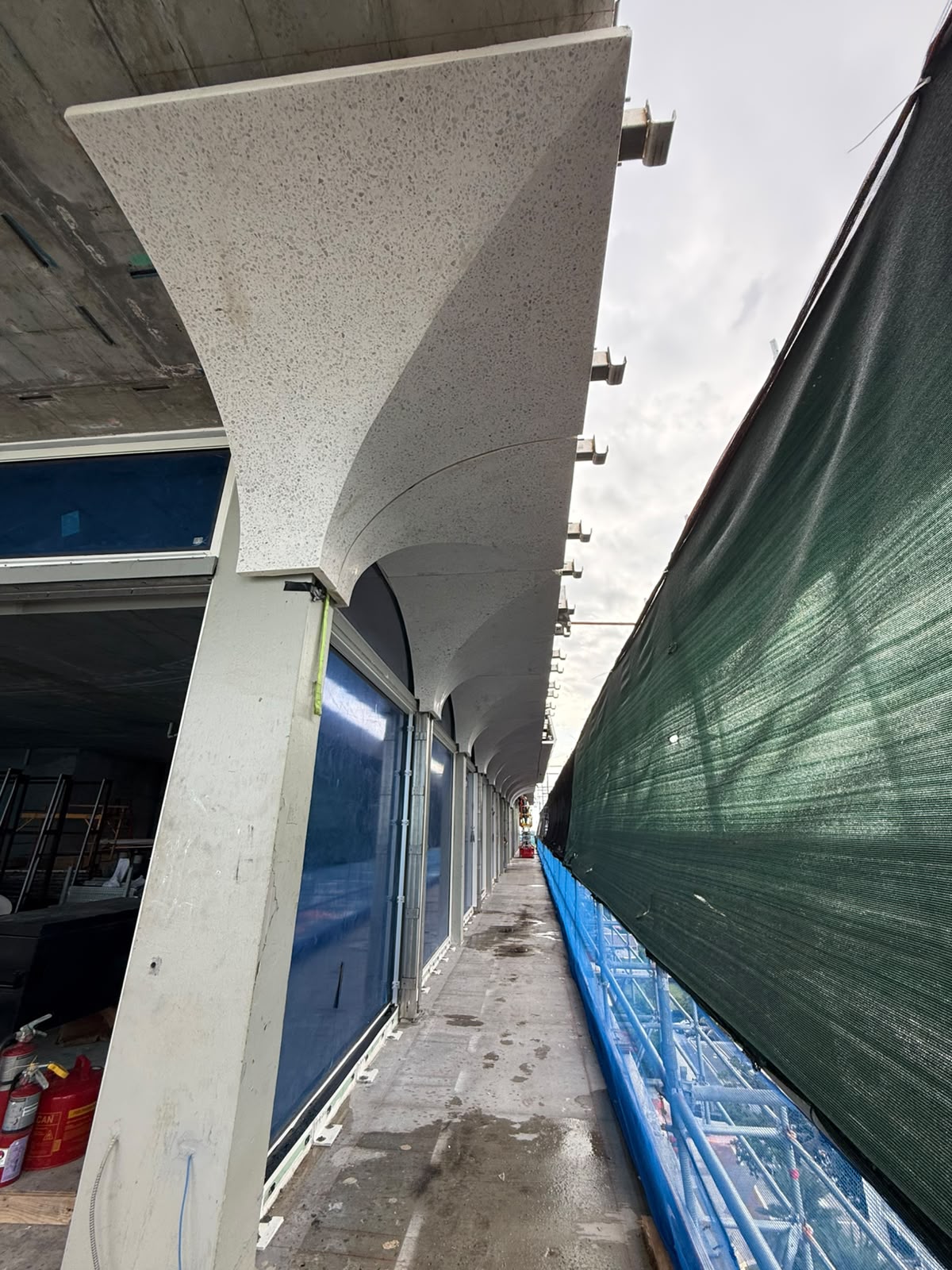 Geometría curva y acabado de los elementos GFRC instalados