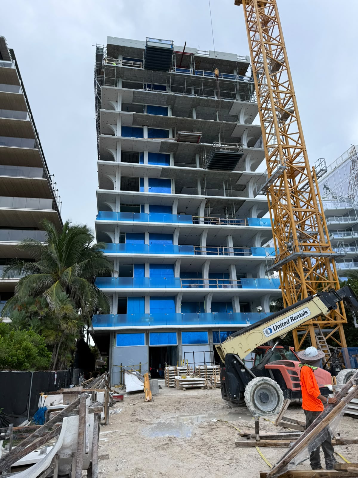 Vista del extremo del edificio durante la construcción