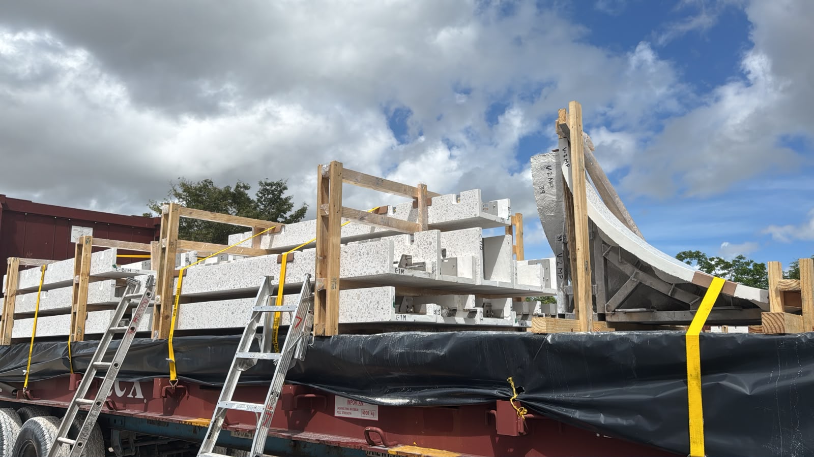 Piezas GFRC en bastidores para transporte