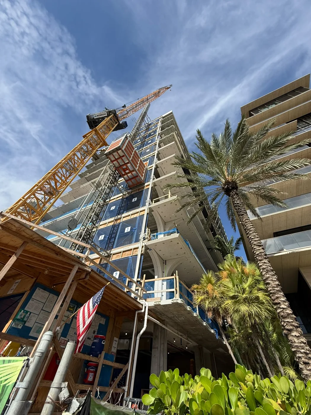 Vista desde la calle durante la construcción