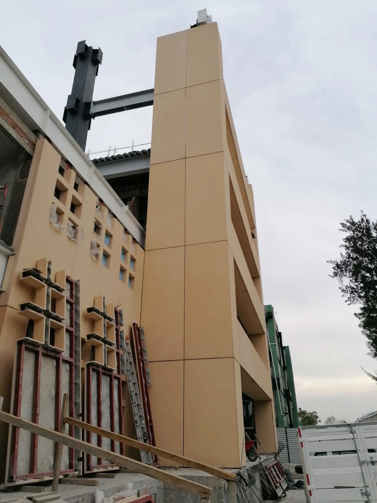 Vertical termination and joints at the facade corner