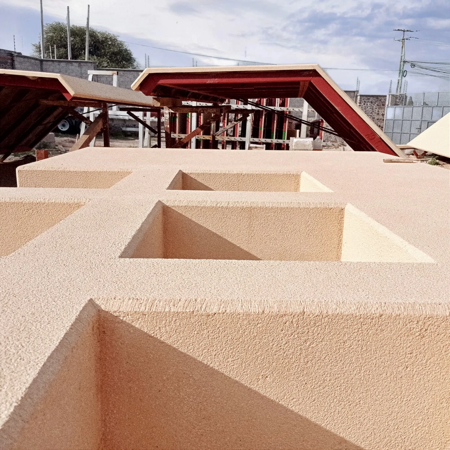 Geometry and finish of a precast component at the plant