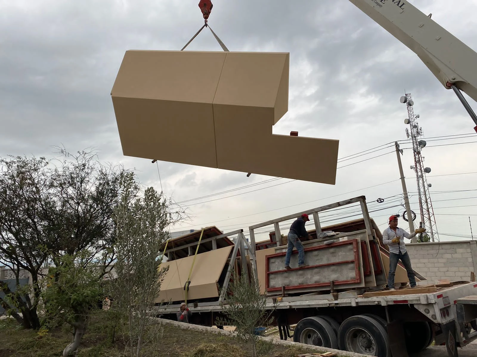 Hoisting a specially shaped component